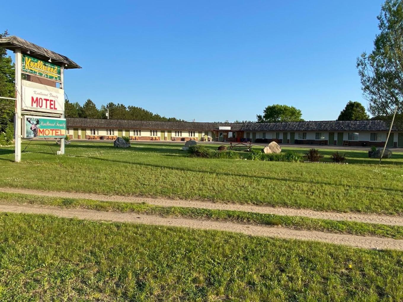 The Trail Inn - Newberry, Mi - Formerly Knollwood Inn - 13467 M-28 Εξωτερικό φωτογραφία