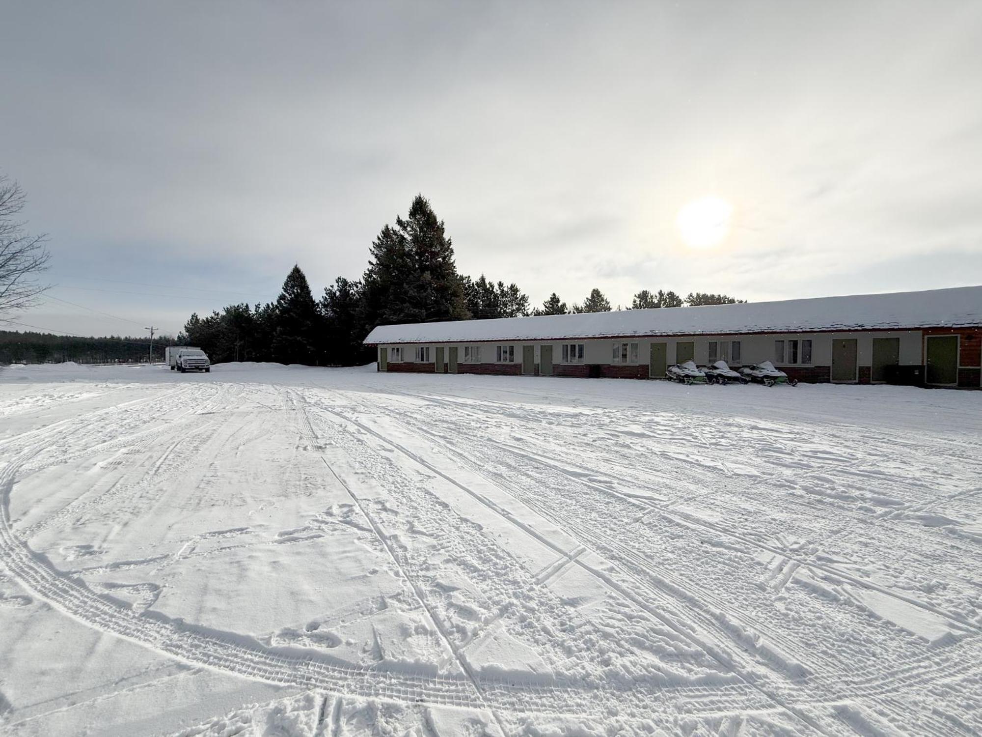 The Trail Inn - Newberry, Mi - Formerly Knollwood Inn - 13467 M-28 Εξωτερικό φωτογραφία