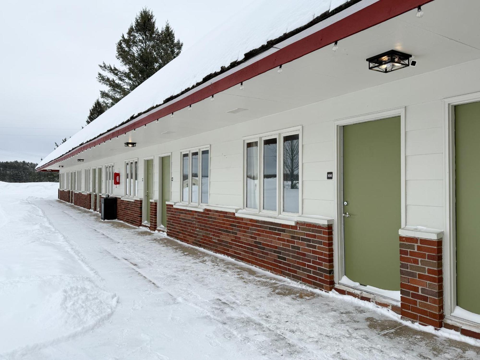 The Trail Inn - Newberry, Mi - Formerly Knollwood Inn - 13467 M-28 Εξωτερικό φωτογραφία