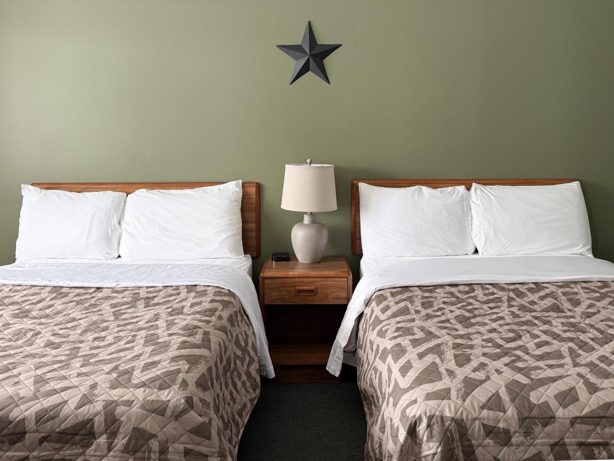 The Trail Inn - Newberry, Mi - Formerly Knollwood Inn - 13467 M-28 Εξωτερικό φωτογραφία