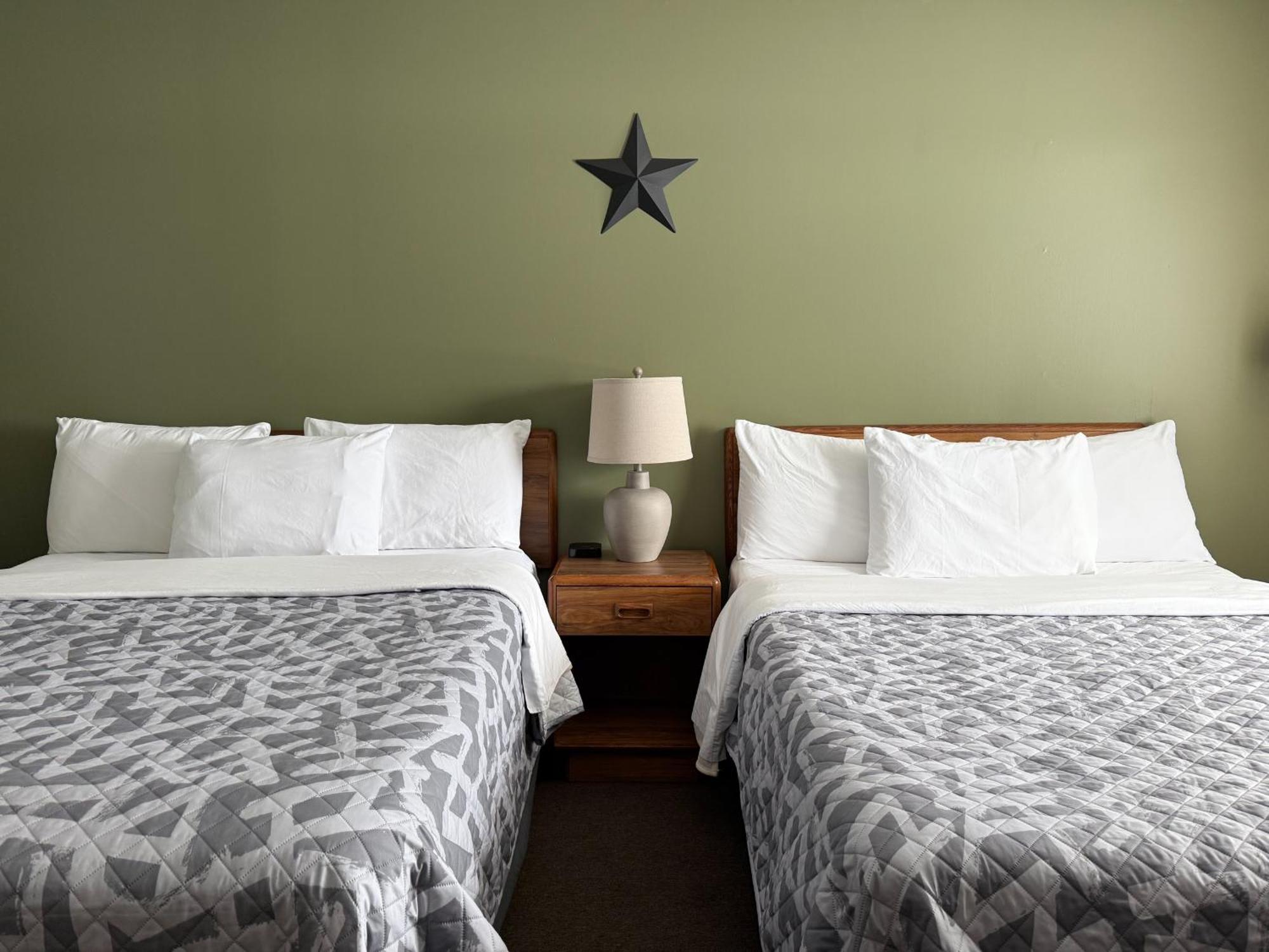 The Trail Inn - Newberry, Mi - Formerly Knollwood Inn - 13467 M-28 Εξωτερικό φωτογραφία
